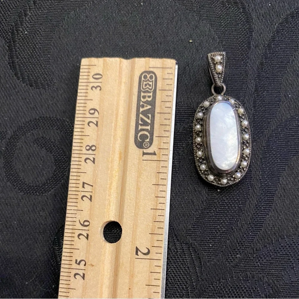 Elegant Sterling Silver Mother Of Pearl Center Stone With Smaller Pearls Pendant - Picture 4 of 4